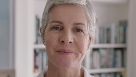 retrato de mujer madura feliz sonriendo confiada mujer de mediana edad disfrutando de una jubilación exitosa sintiéndose positiva en casa imágenes de 4k