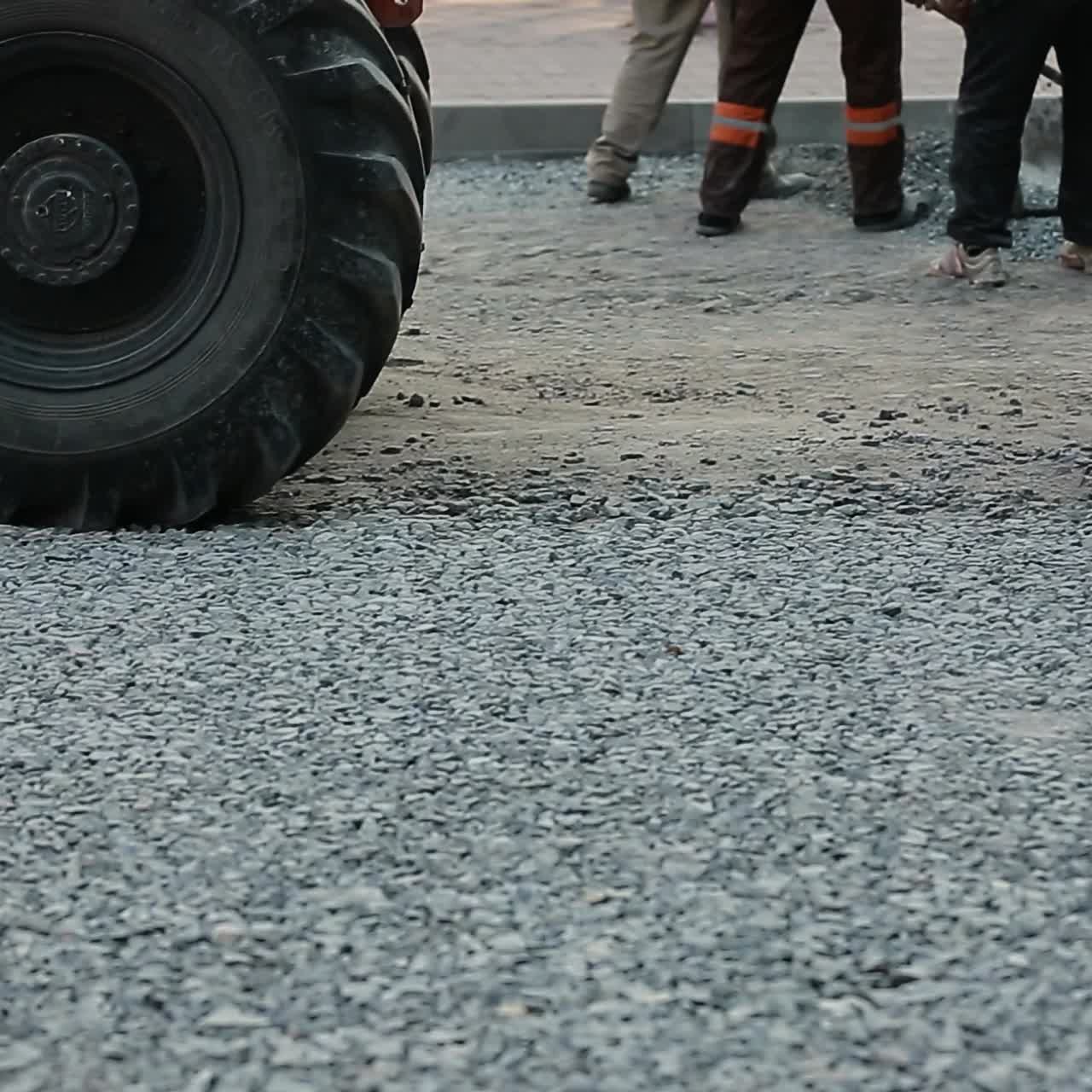 Operai al lavoro in strada.
