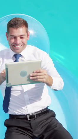 hombre de negocios usando una tableta en un inflable