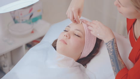 mujer recibiendo un tratamiento facial