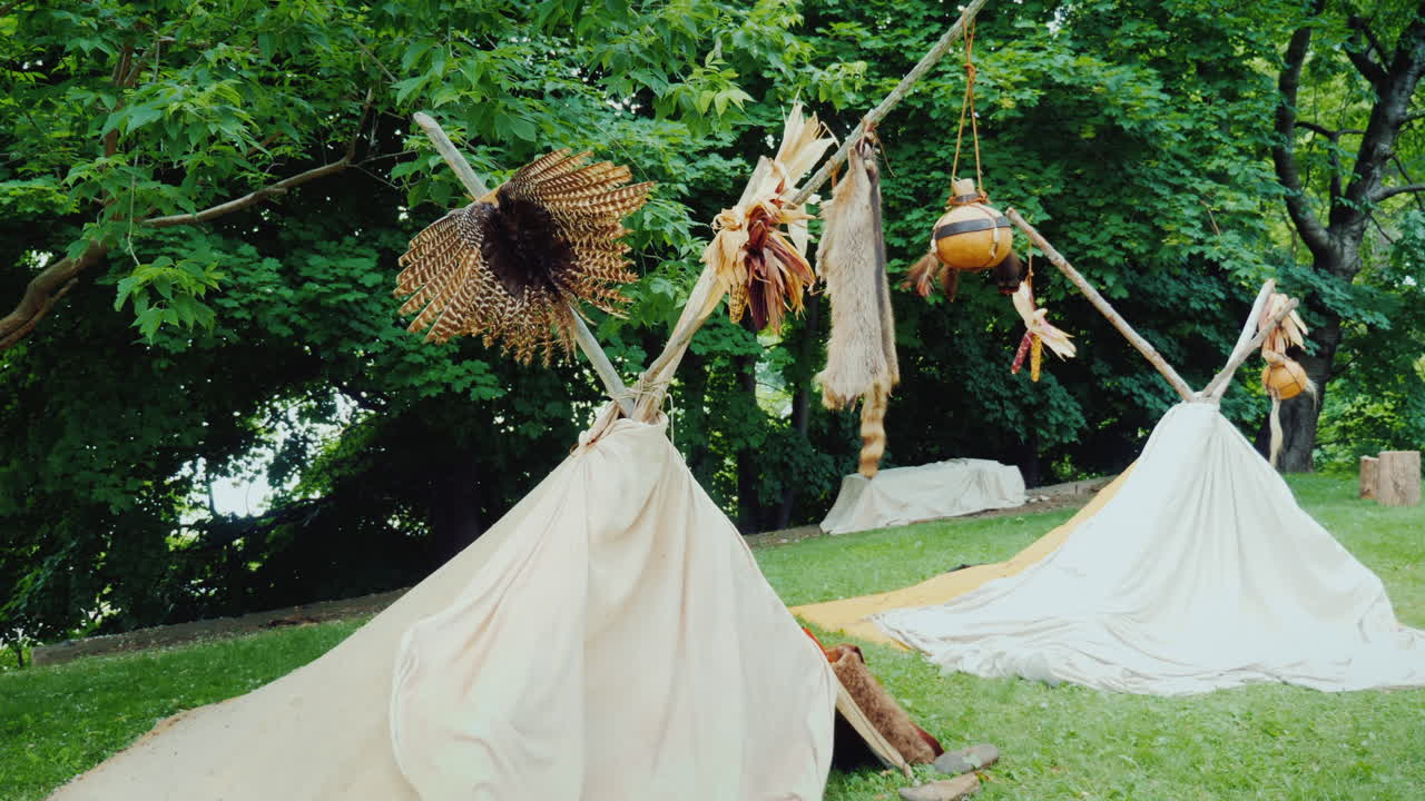 두 개의 전통적인 인디언 텐트는 숲의 wigwams 캠프입니다.