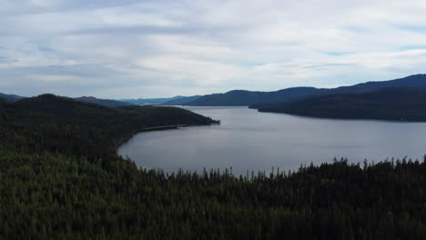 Paisaje-Tranquilo-En-El-Lago-Del-Sacerdote-En-Idaho-Usa-En-Un-Día-Nublado---Toma-Aérea-De-Drones