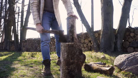 Vista-Inferior-Del-Hombre-Caucásico-Cortando-Leña-Con-Un-Hacha-En-El-Campo