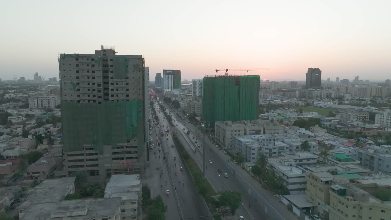 toma aérea de la autopista que atraviesa chorangi en karachi con apartamentos residenciales bajo construcción