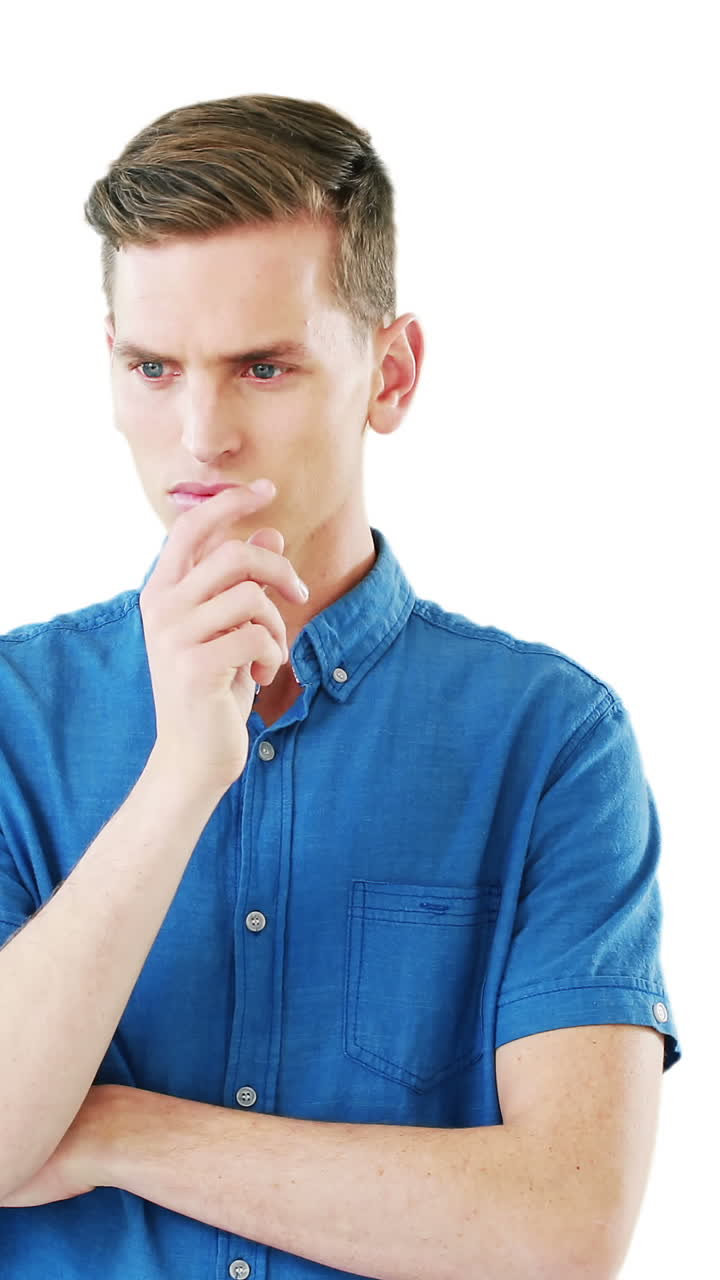 hombre usando una pantalla digital