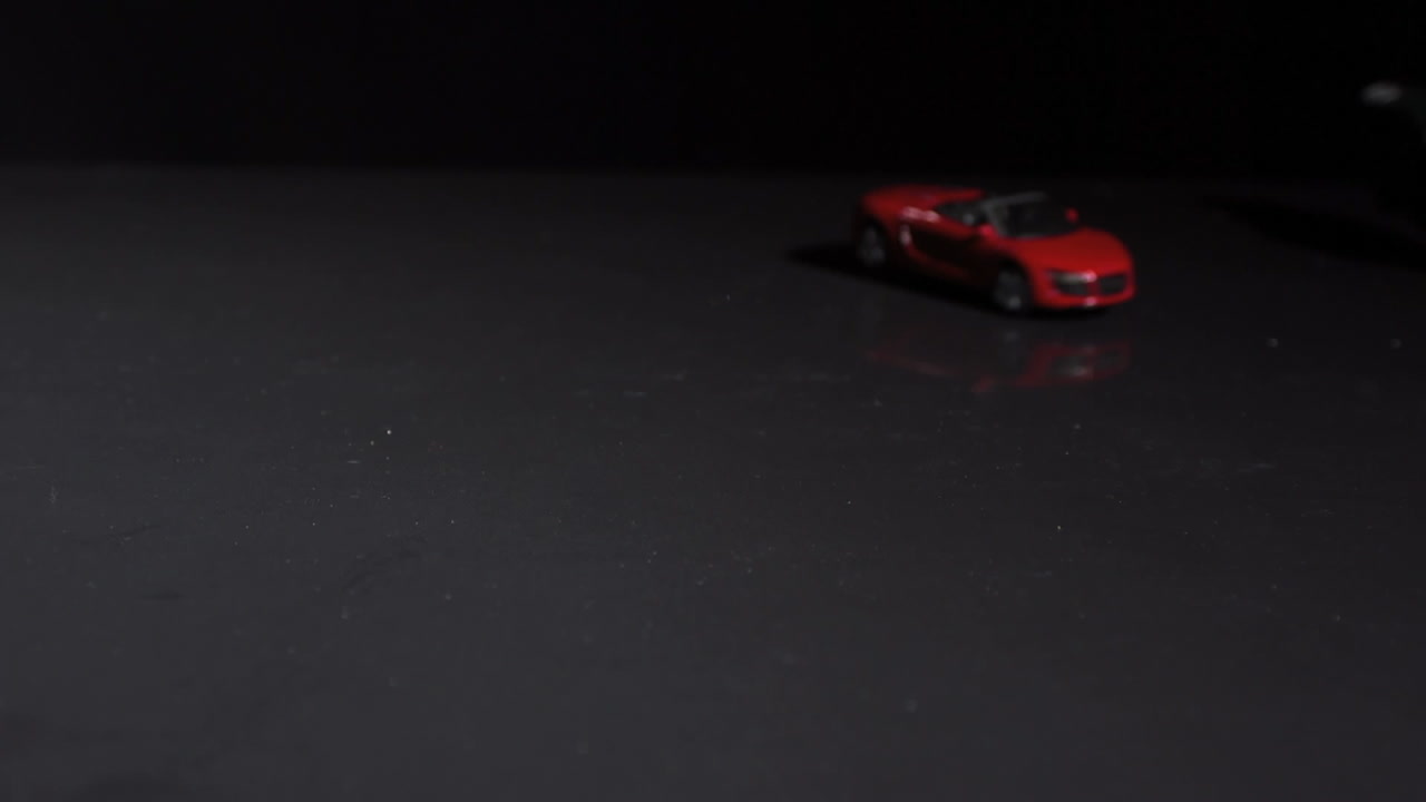 coche de juguete rojo chocando contra el coche de juego verde