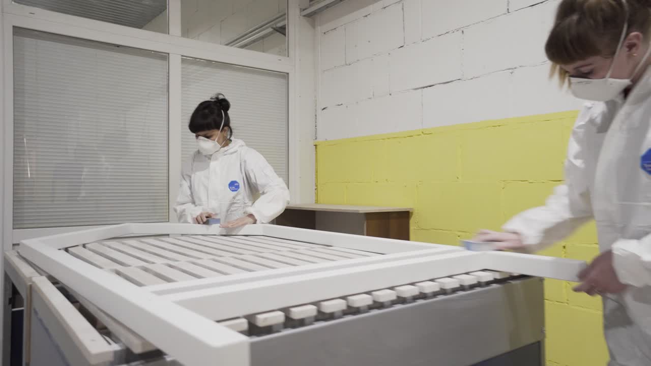 색 가구 프레임 조립 라인 에서 일 하는 여자