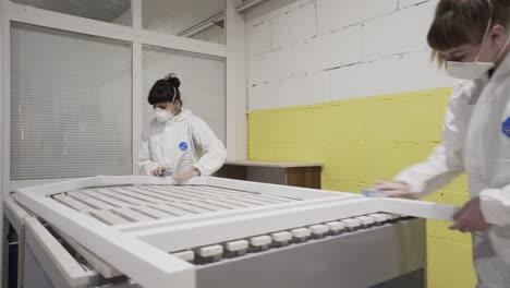 mujer trabajando en la línea de ensamblaje de marcos de muebles blancos