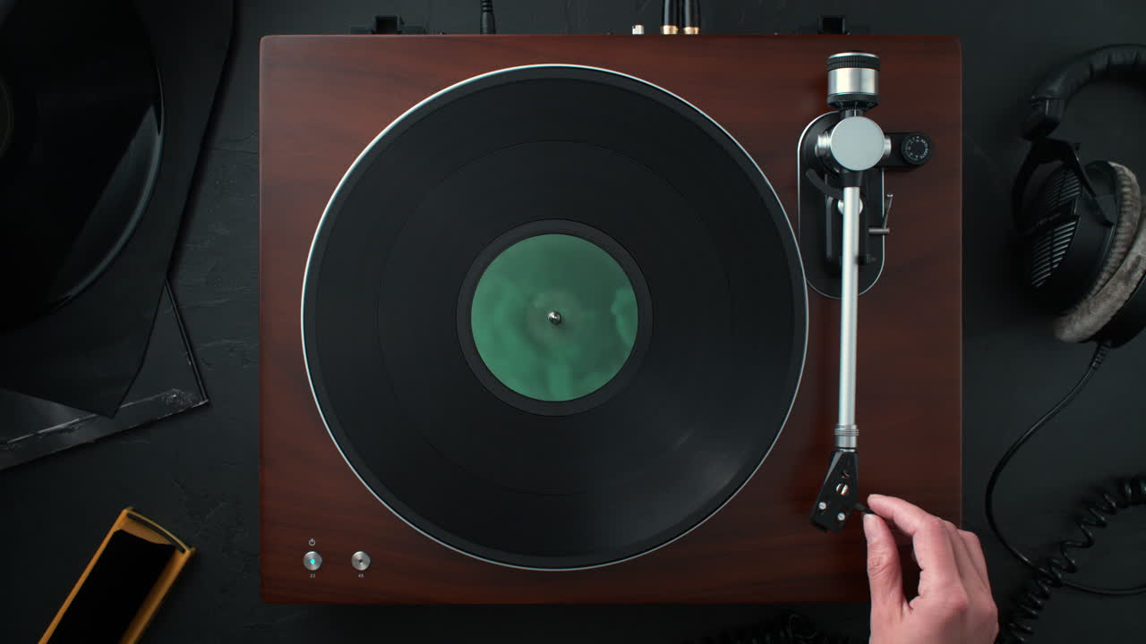 비닐 레코드를 재생하는 오디오필 - 턴테이블을 켜고, 큐 레버를 사용하여 음향 팔을 위치하고 낮추는 - 상단 뷰