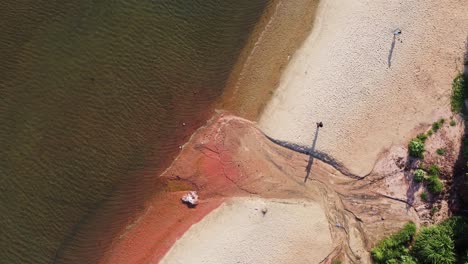 Draufsicht-Von-Der-Drohne-Auf-Einen-Sandstrand-Und-Ruhiges-Wasser