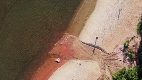 vista superior desde un avión no tripulado de una playa de arena y agua tranquila