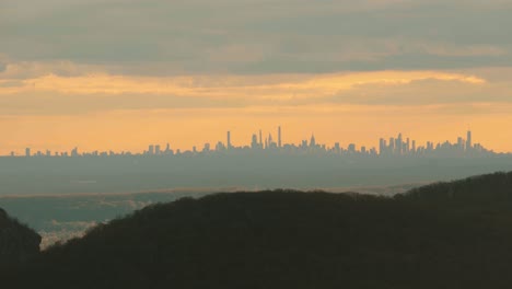 La-Ciudad-De-Nueva-York-Al-Atardecer-Naranja-Se-Acercó-Desde-Kilómetros-De-Distancia