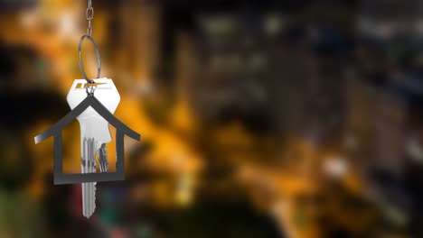 Animation-Hängender-Silberner-Hausschlüssel-Vor-Verschwommener-Sicht-Auf-Das-Nächtliche-Stadtbild-Mit-Kopierraum
