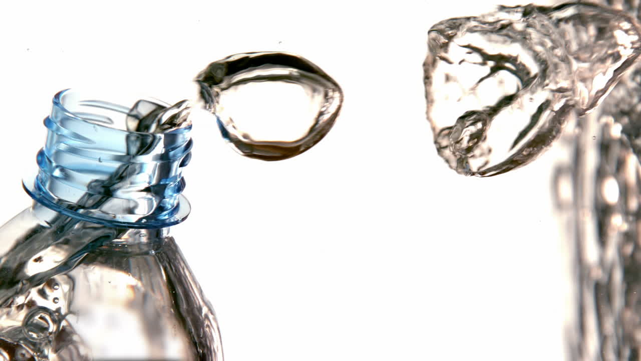 색 바탕에 있는 물에서 병 밖으로 떠다니는 거품