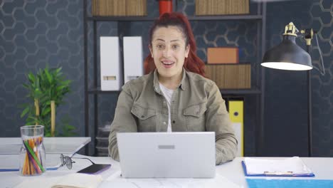 Portrait-of-joyful-business-woman.