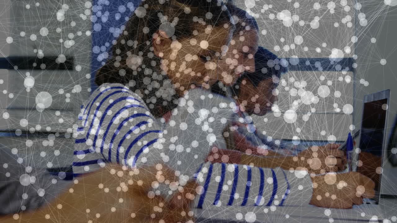 Dopo la lezione, tre studenti prendono appunti e digitano sui laptop in classe per l'apprendimento.