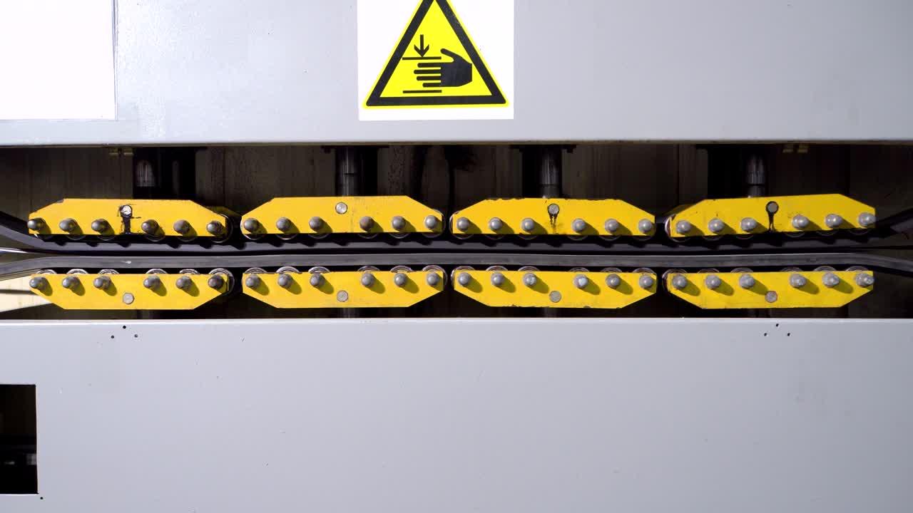 producción de alambre de cobre, cable de bronce en carretes en la fábrica. equipo para la producción de cable eléctrico