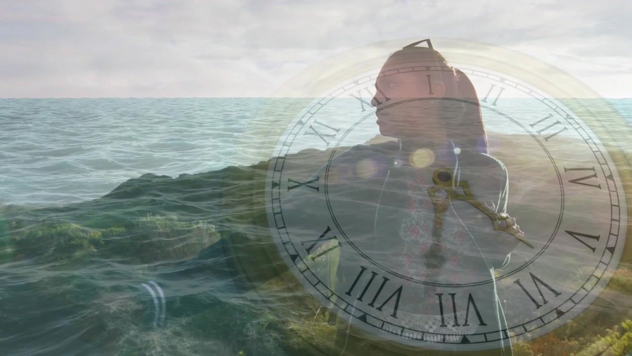All'inizio, una donna che aggiusta una cinghia, girandosi verso il mare sotto una sovrapposizione di orologio che traccia il tempo per la tecnologia
