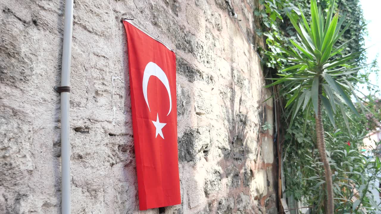 돌 벽에 매달린 터키 국기