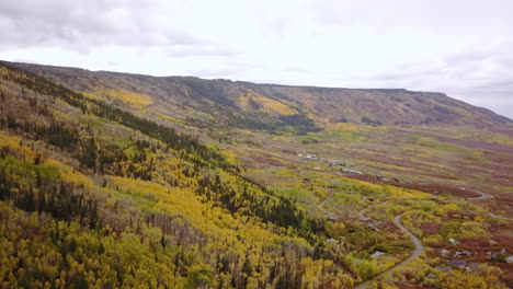 Grand-Mesa-Mit-Blick-Auf-Grand-Valley,-Colorado,-Herbstfarben,-Immergrüne-Espen