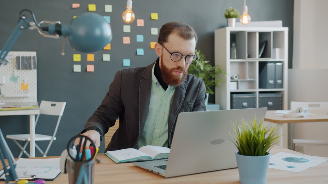 hombre de negocios trabajando en una computadora portátil en una oficina moderna