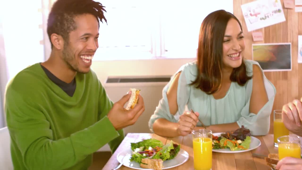 miembros del equipo creativo disfrutando del almuerzo juntos