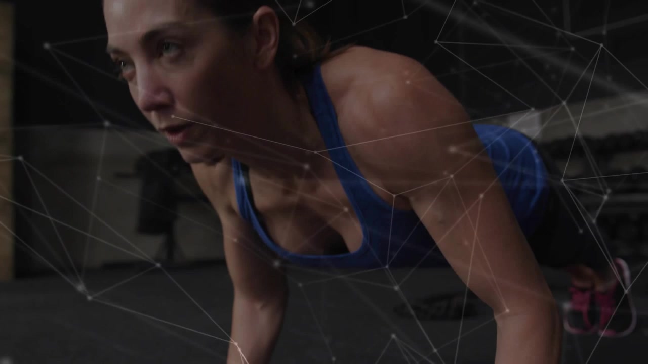 Mujer iniciando el movimiento de flexión, bajando y empujando para hacer ejercicio en el gimnasio con una superposición que traza la forma