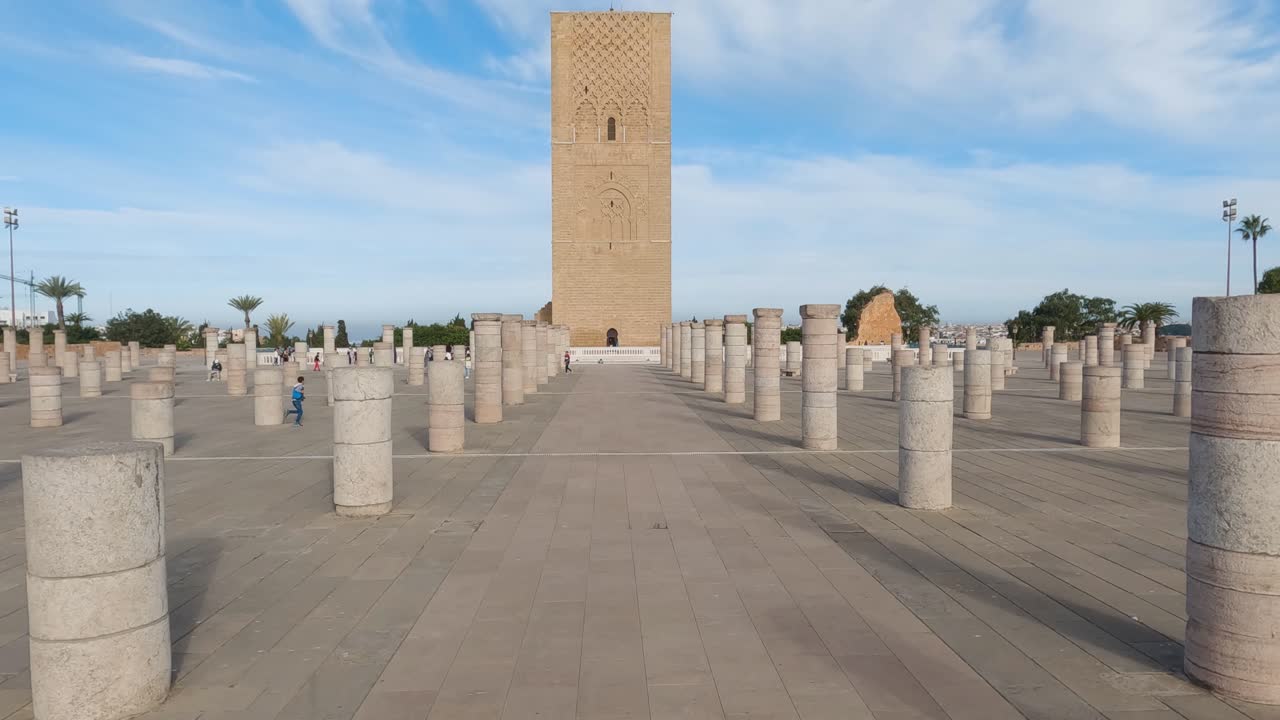 niños marroquíes jugando entre columnas en la torre hassan en rabat, marruecos