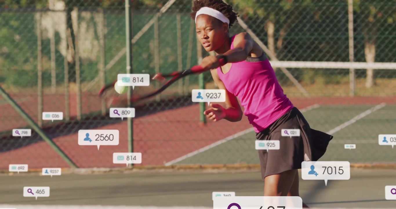 Flytende dataoverlegg vises rundt en tennisspiller som slår backhand, og viser sportsanalyse.