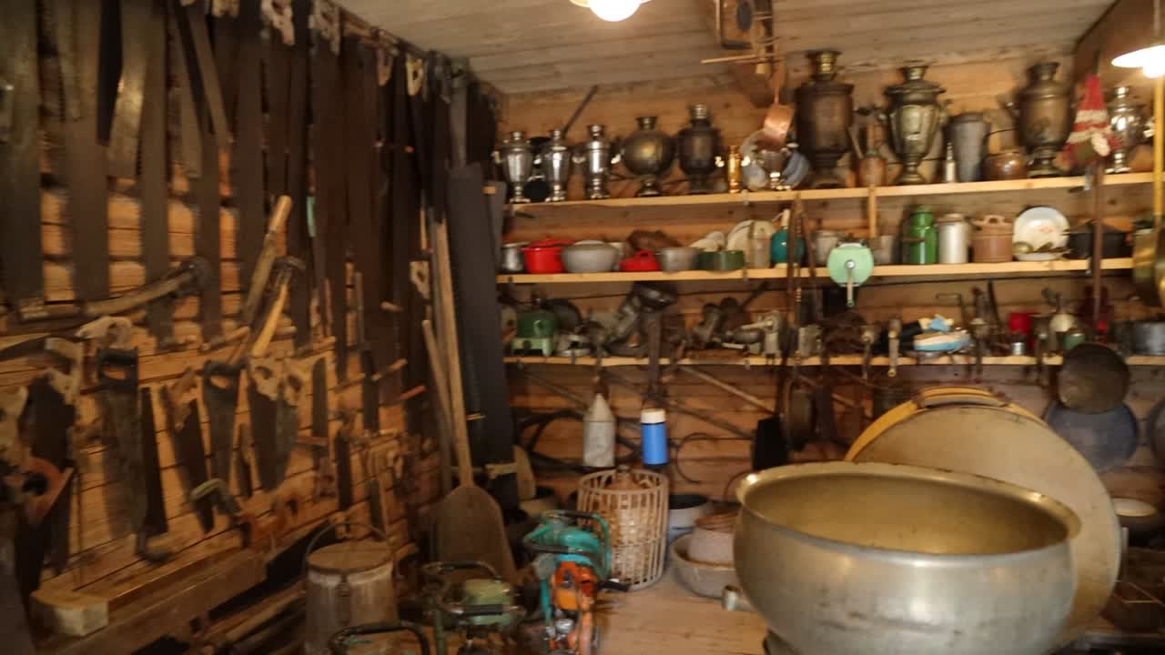 en una colección de herramientas antiguas y objetos del pasado