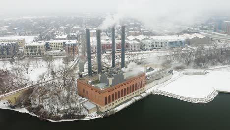 Dampfkraftwerk-Im-Winter-Entlang-Des-Flusses,-Feste-Luftaufnahme