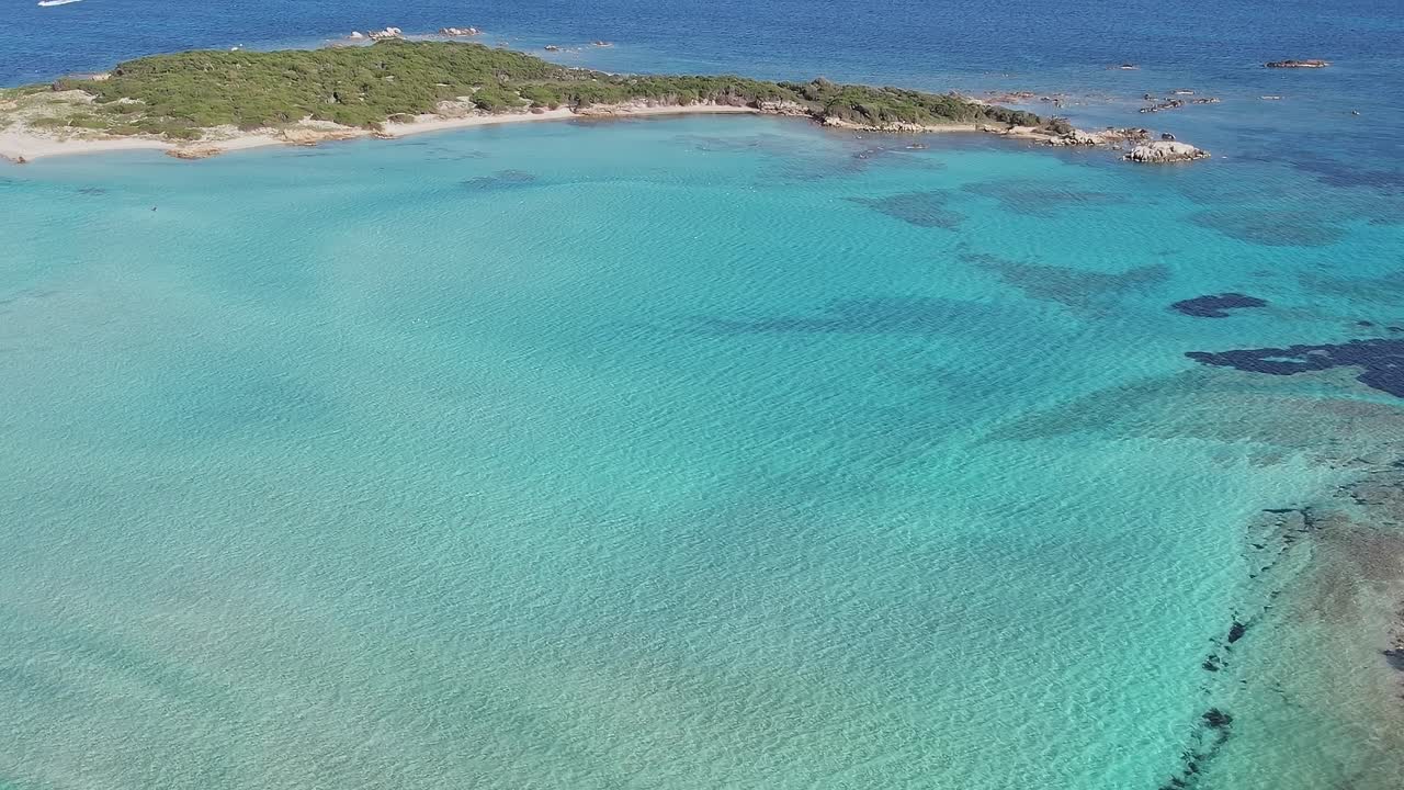 El agua azul cristalina de Córcega muestra la belleza de la naturaleza y la tierra.