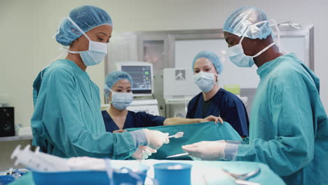 enfermero manos cirujano instrumentos médicos como equipo quirúrgico trabajar en el paciente en el quirófano