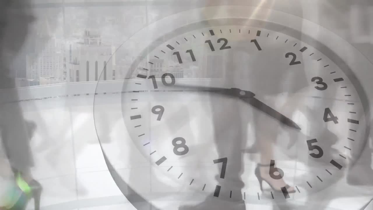 animación del reloj de tic-tac contra el lapso de tiempo de la sección baja de los empresarios que caminan en la oficina