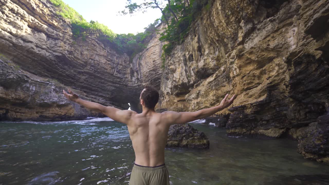 un joven viajero en vacaciones de verano.