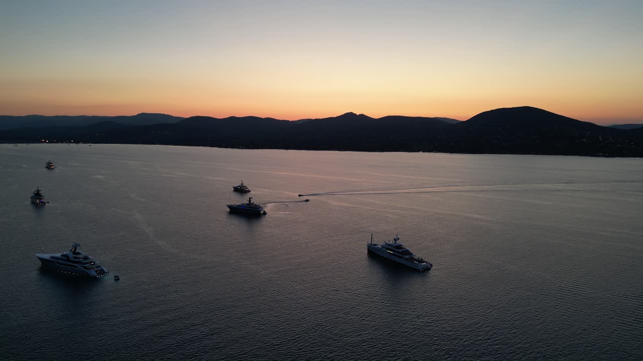 프랑스 세인트 트로페즈 근처의 황금 시간 저녁에 정박한 요트 드론, 항공기