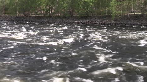 Medium-shot-of-river-in-Norway-in-Fjell-landscape