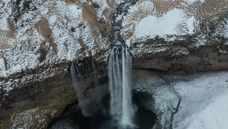 Imágenes-De-Drones-4k-De-Cascada-En-Islandia