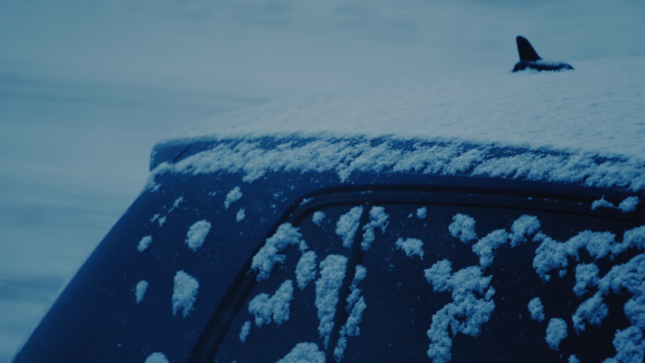 nevada en un techo y ventana de un coche