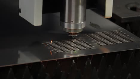 corte con láser y gas de metal, tecnología industrial moderna.