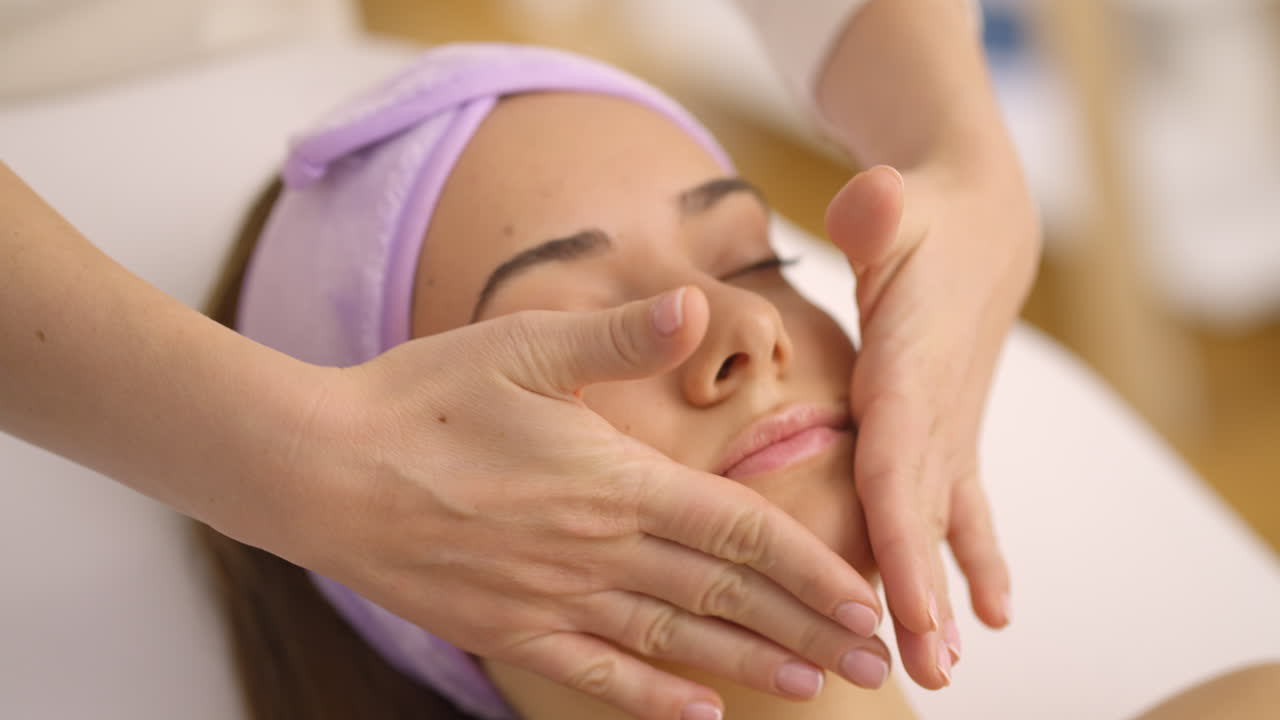 Relaxing Facial Massage for Beautiful Skin