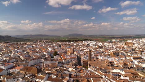 Unglaubliche-Aussicht-über-Die-Wunderschöne,-Typisch-Spanische-Stadt-An-Klaren-Tagen