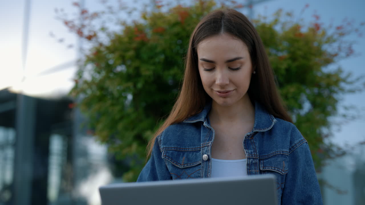 mujer joven trabajando en una computadora portátil al aire libre