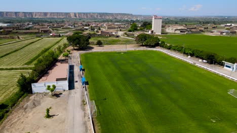 Drohnen-Luftaufnahme-Eines-Fußballfeldes-An-Einem-Sonnigen-Tag-In-Albalate-De-Cinca,-Spanien