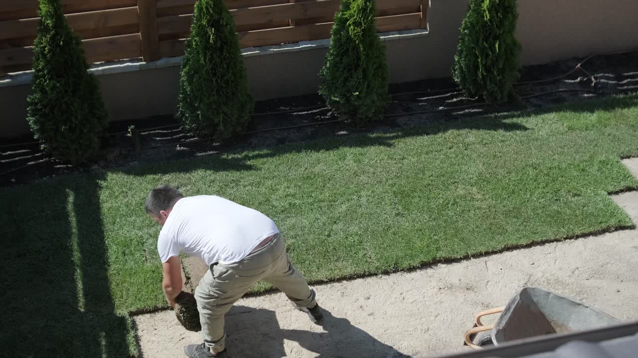 정원사 가 자연 잔디 잔디 를 굴러 놓고 있다