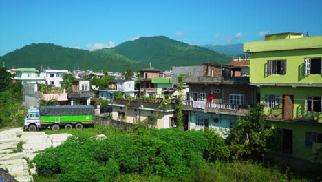 toma panorámica de un colorido patio trasero en la ciudad nepalesa hetuada en un día soleado