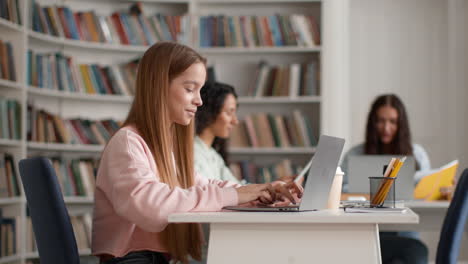 estudiantes que estudian en la biblioteca