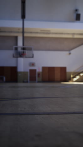 cancha de baloncesto cubierta vacía