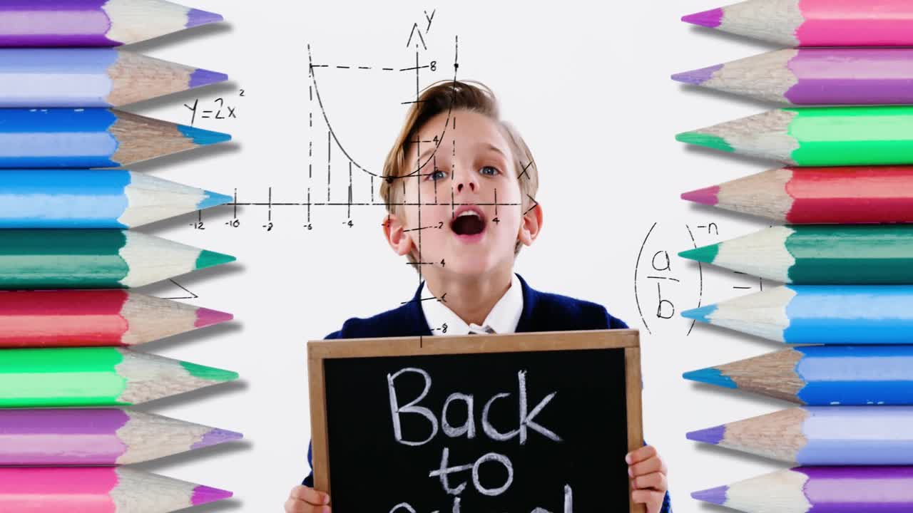 수학 방정식과 컬러 연필을 가지고 있는 소년과 함께 학교로 돌아가는 텍스트를 가진 보드