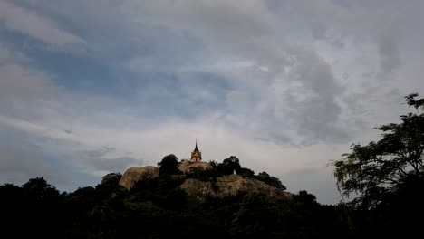 Wat-Phra-Phutthachai-Es-Un-Destino-Turístico-Para-Extranjeros-Y-Ciudadanos-Tailandeses-Que-Buscan-Bendiciones